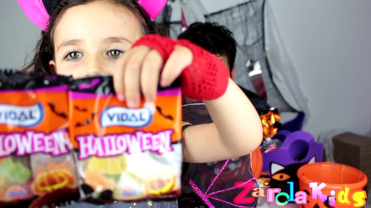 PROBANDO CHUCHES O GOLOSINAS DE HALLOWEEN - 2017 - Zarola kids
