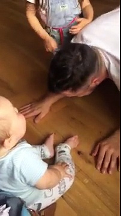 Ce père perd tout contrôle quand il découvre que son bébé rit comme un mouton