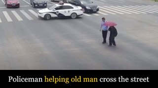 Police stops to help senior citizen cross the street ! Policial para veiculo para ajudar velhote a atravessar a rua