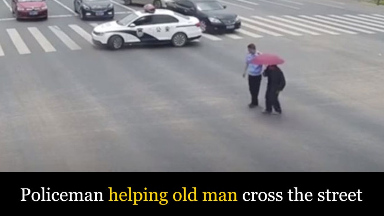 Police stops to help senior citizen cross the street ! Policial para veiculo para ajudar velhote a atravessar a rua