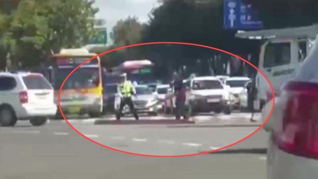 [좋은뉴스] 도로에 쏟아진 적재물...가던 길 멈추고 도움 준 시민들 / YTN