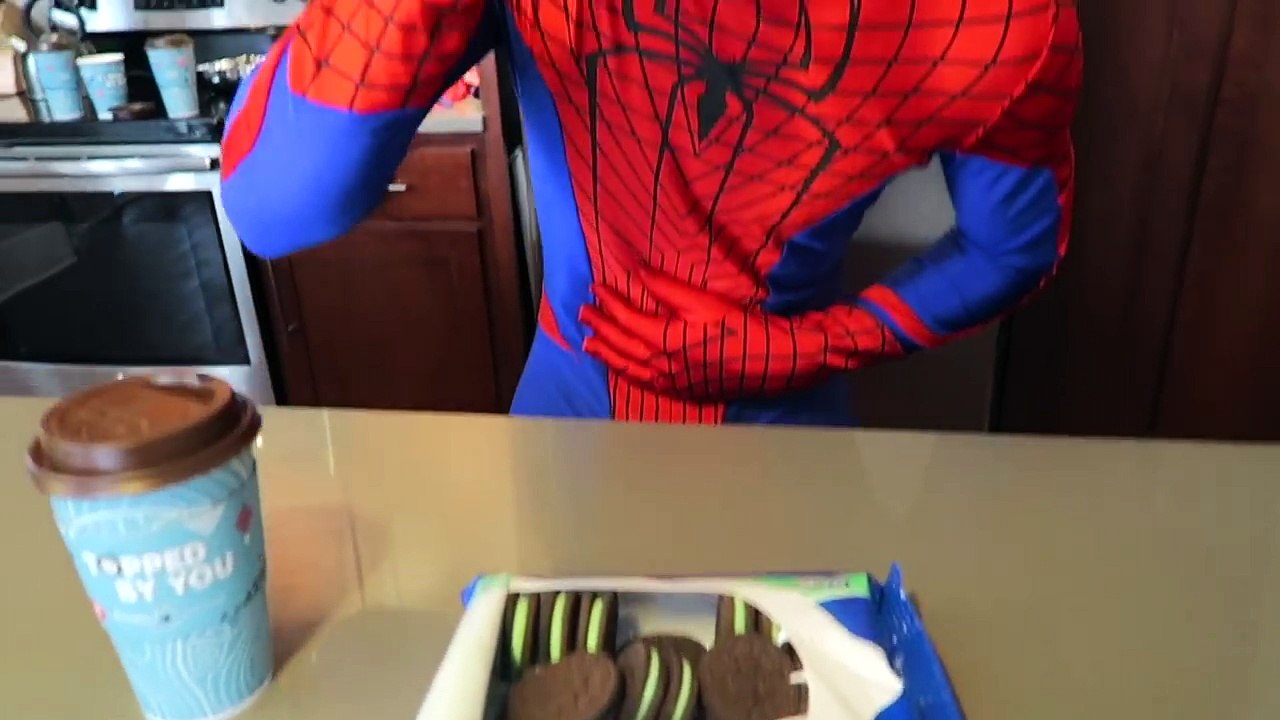 Dondurulmuş Elsa Gets Kahverengi Örümcek Adam Joker Prank Harikulade Kadın Snow White