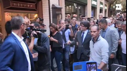 Republic Catalonia: Crowds cheers President Puigdemont in the streets of Girona after his statement