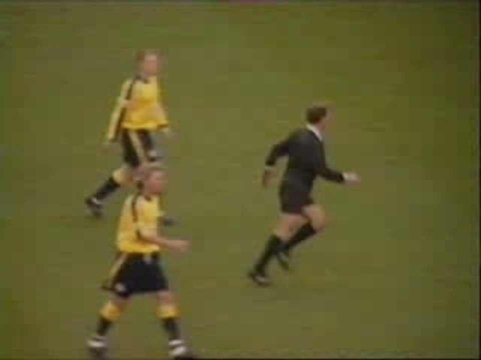 L'arbitre qui imitait les vrais joueurs de foot... mdr