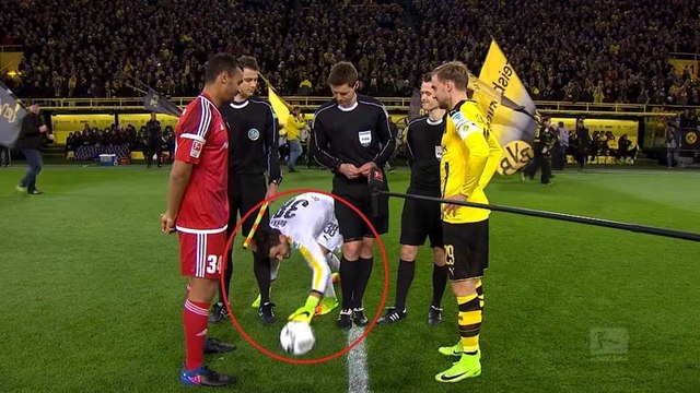 Tabiat penjaga gol Borrusia Dortmund 'curi' bola cuit hati netizen