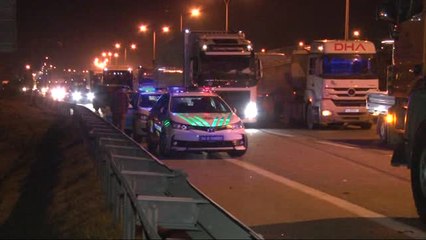 Sac Yüklü Tır Devrildi; Tem Otoyolu Trafiğe Kapandı