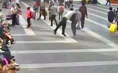 Sebepsiz Yere Tanımadığı Şahsa Aldırdı