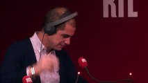 Les mises en scène d'Emmanuel Macron pour signer des lois - Le Surf de l'info