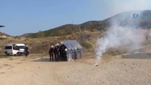 Çevik Kuvvet Polislerine Biber Gazlı Müdahale. Polislerin Tatbikatı Gerçeğini Aratmadı