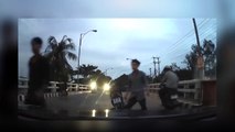 Hai thanh niên chạy xe máy chặn đầu ôtô bị đánh tới tấp