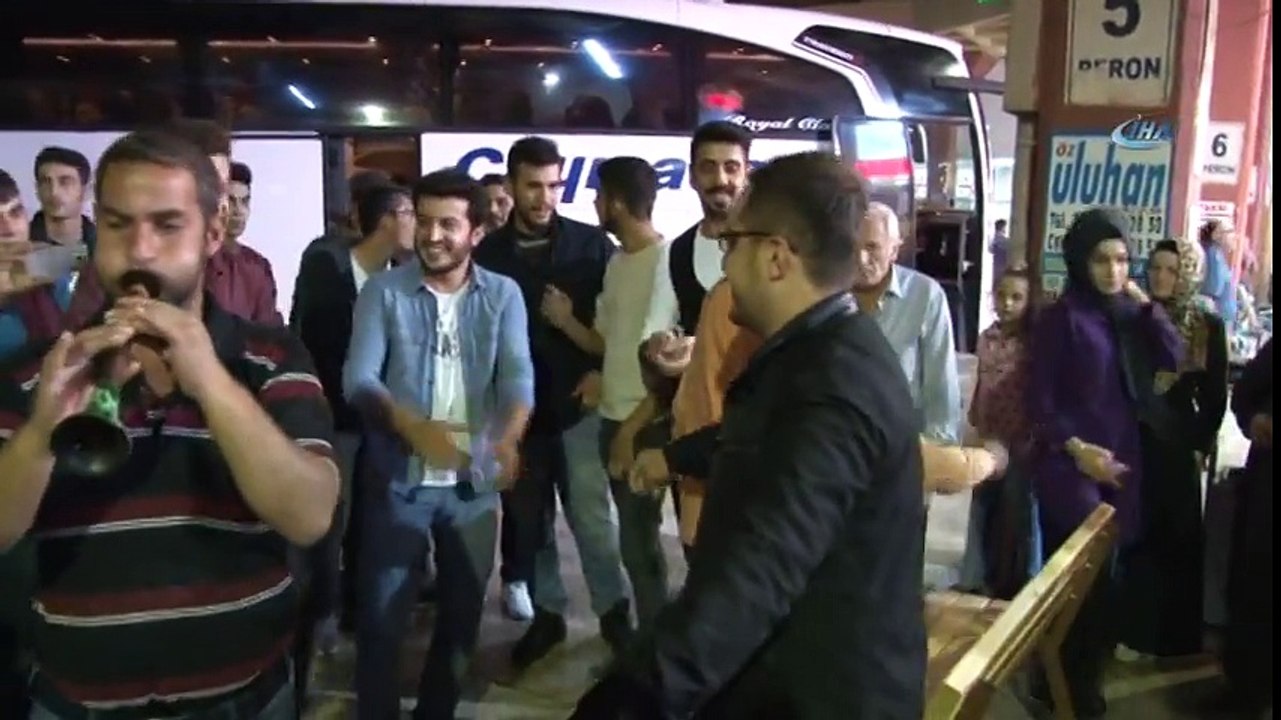 Sedye Üstünde Oğlunu Askere Uğurladı