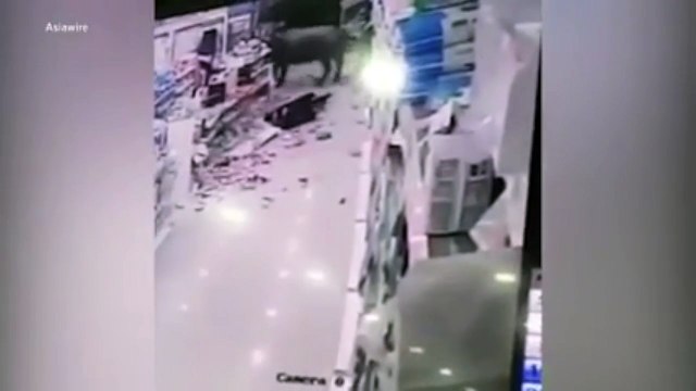 Cette femme enceinte se fait encorner par un taureau dans les rayons d'un supermarché