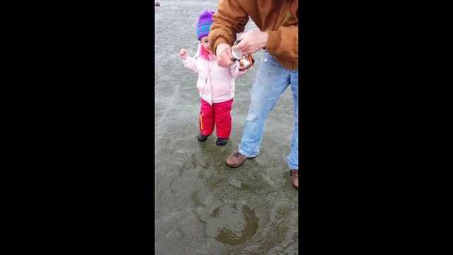 La truite qu'il peche est tellement grosse qu'elle ne passe pas dans le trou sur le lac gelé!