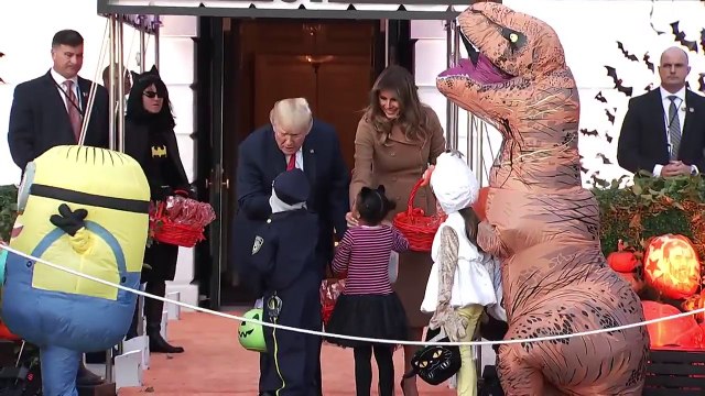 Donald Trump refuse de donner des bonbons à un T-Rex pour Halloween à la Maison Blanche !