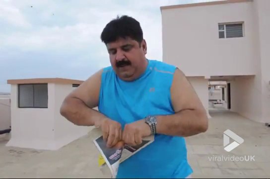 Tellement fort, cette homme déchire les pages jaunes en deux à mains nues !