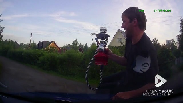 Fumer sa chicha sur le capot d'une voiture en route... Bêtise LOL
