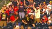 Ce fan jette une balle de baseball par-dessus le stade dans le fleuve en plein match !