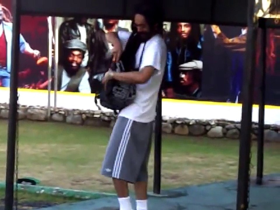 Le fils de Bob Marley met ses dreadlocks dans un sac à dos pour jouer au foot !