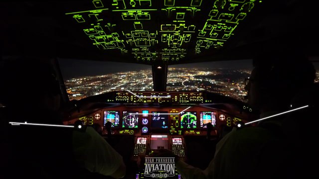 Atterrissage de nuit à Los Angeles : l'avion survole la ville entièrement éclairée !