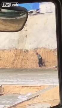 Il tente de maîtriser une machine hors de contrôle sur un chantier !! Raté...