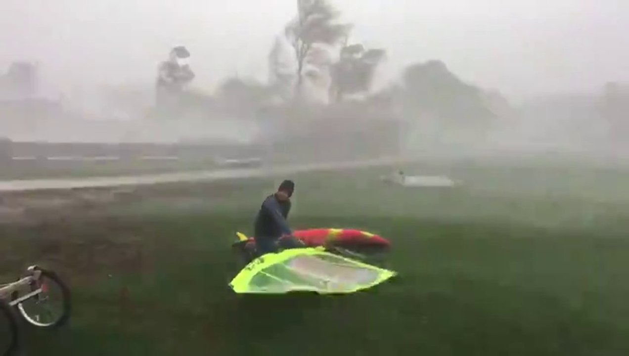 Ce fou veut faire de la planche a voile en pleine tempete !!