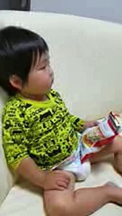 水着ギャルに集中する2歳児　水着,ギャル,ぷっすま,2歳