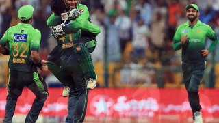 Embarrassing moments for legends - Gaddafi Stadium Lahore - YouTube