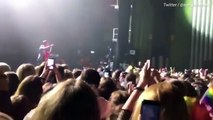 Harry Styles arrête un concert pour aider une de ses fans (vidéo)