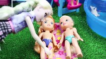 BARBIE Socorrista salva a Elsa | Aventuras de Elsa y Anna Frozen en la piscina de Barbie en español