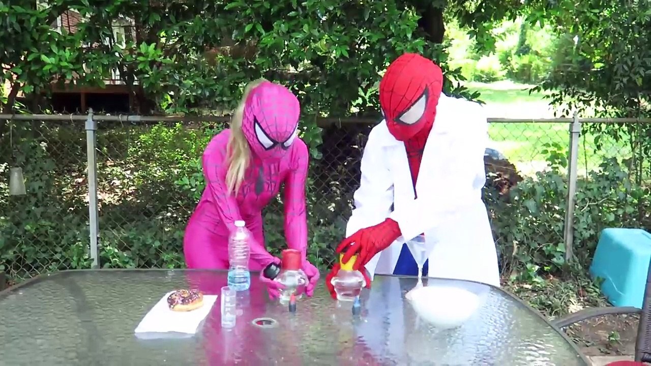 Pembe Spidergirl ve Örümcek Adam Zombies Dönüşebİlİr !! w / Joker, Dondurulmuş Elsa