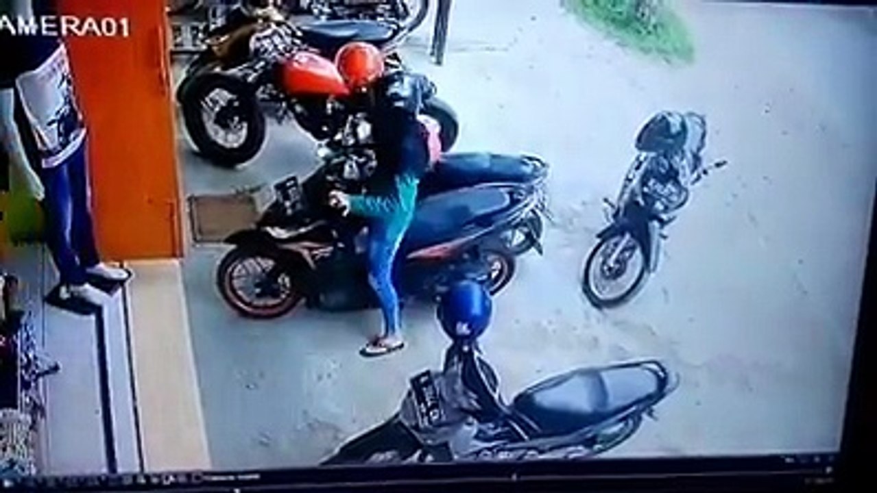 Susah banget sih - Emak emak coba keluarin motor dari parkiran