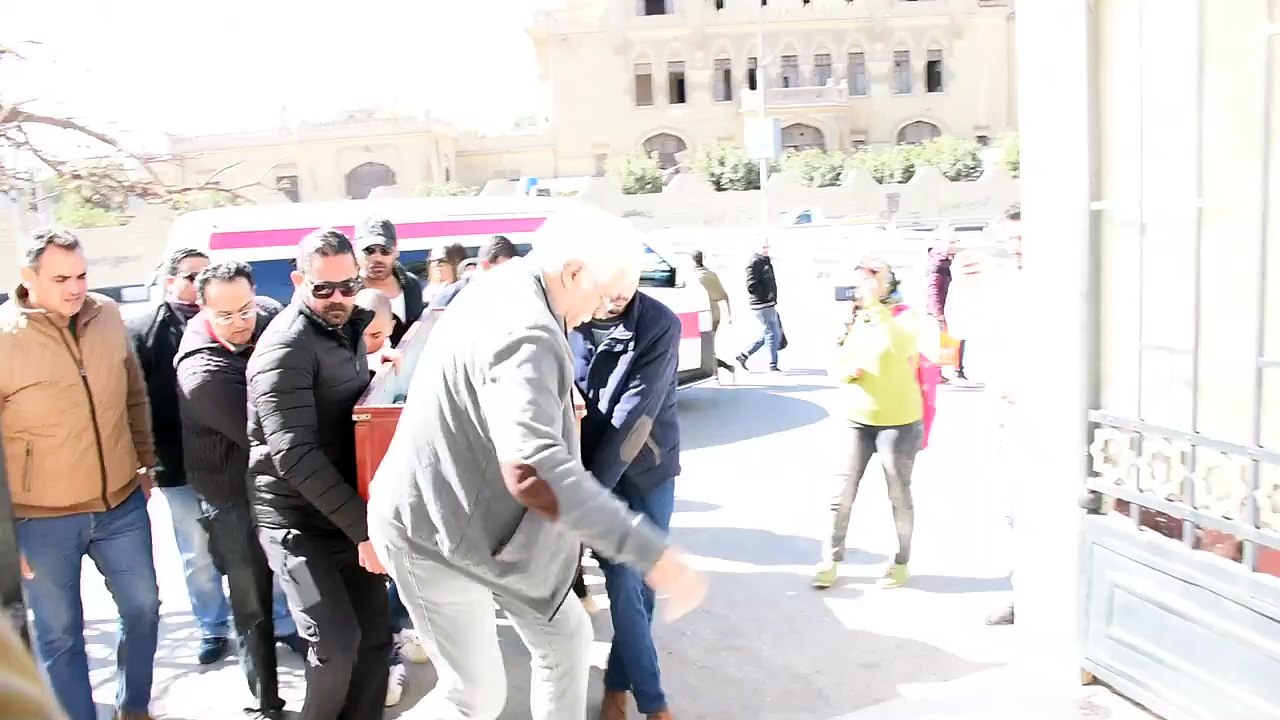بالفيديو - أمير كرارة يحمل جثمان والده