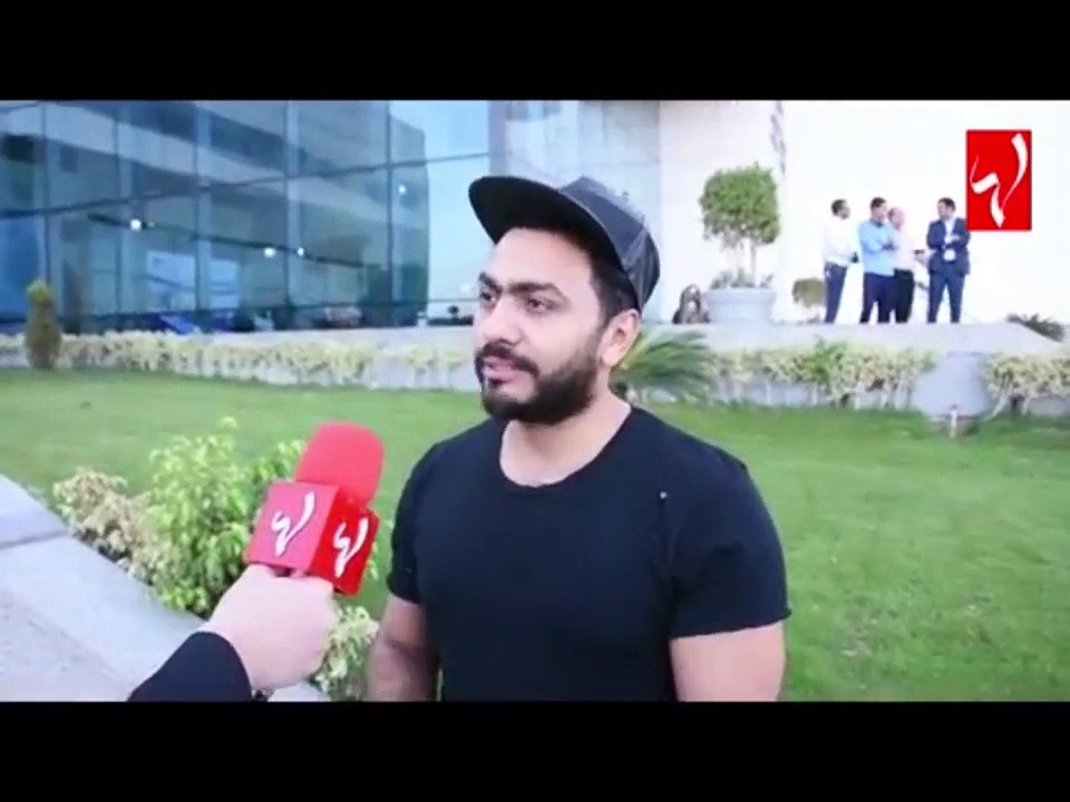 كاميرا لها تفاجئ تامر حسني في المطار... شاهدوا ماذا حصل