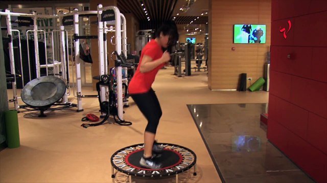 هل تريدين حرق 500 وحدة حرارية بسرعة؟ مارسي هذا التمرين على الترامبولين