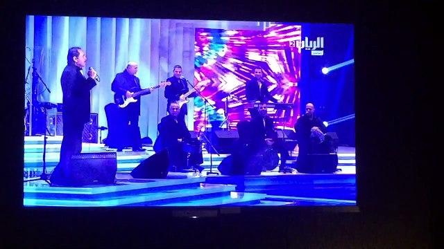 خاص لها- فيديو طريف للموسيقار ملحم بركات وهو يغني لمهندس الصوت في سوق واقف