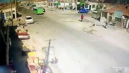 Camion arrasa edificio