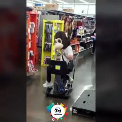 ¿Cosculluela Tira Miles De “dólares” A la basura