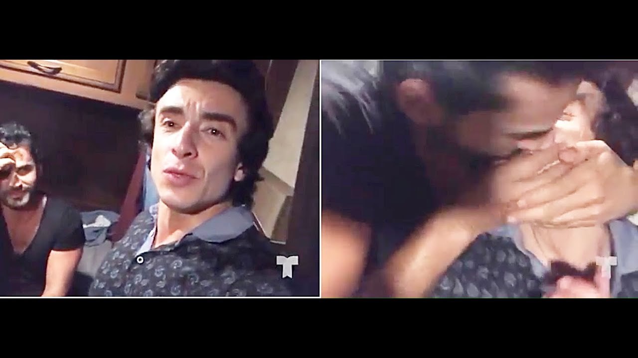 Albeiro Besa a Jota en el set de grabación de Sin Senos Si Hay Paraíso