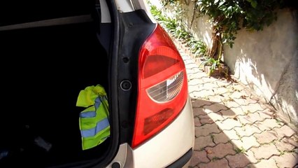 Comment changer la  lampe de position arrière droit d'une Renault clio 3