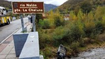 Dos heridos al caer un auto desde un puente al río Nalón en Laviana, Asturias