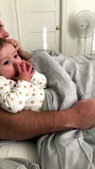 Une fillette ne veut pas partager