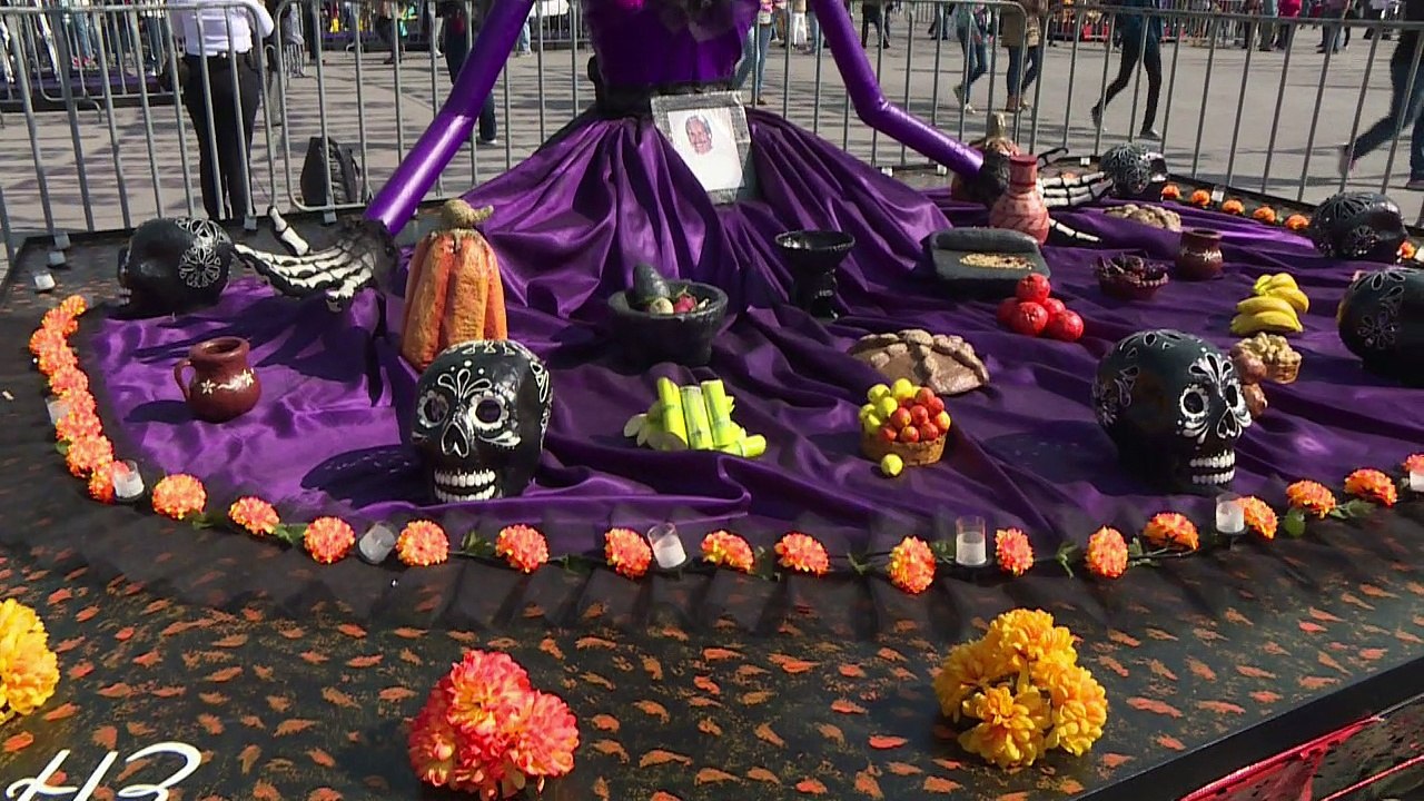 México agradece a los rescatistas de terremoto en Día de Muertos