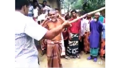 দেখুন সবার সামনে বুড়া মানুষ টিকে কিভাবে পিটাছে
