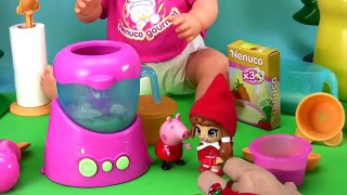 HADA DE FRESA CON PEPPA PIG PREPARAN LA COMIDA AL BEBE NENUCO Y CAPERUCITA PINYPON LES AYUDA!