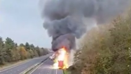 Descargar video: Dramatic Lorry Fire Causes Delays on M1