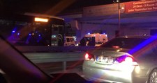 Cevizlibağ'da Metrobüs Yoluna Araç Girdi, 2 Kişi Yaralandı