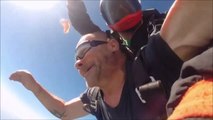 Il perd son dentier en plein saut en parachute... tendu pour le retrouver en bas!