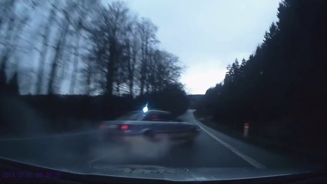 Regardez comment les policiers tchèque font pour arreter les fuyards pendant les courses poursuites ! Radicale