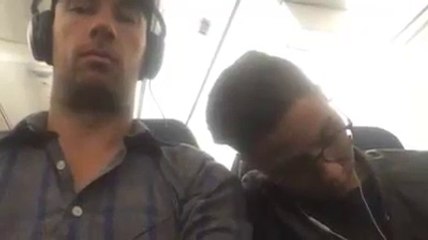 Quand un inconnu s'endort sur ton épaule dans l'avion... Un peu gênant!