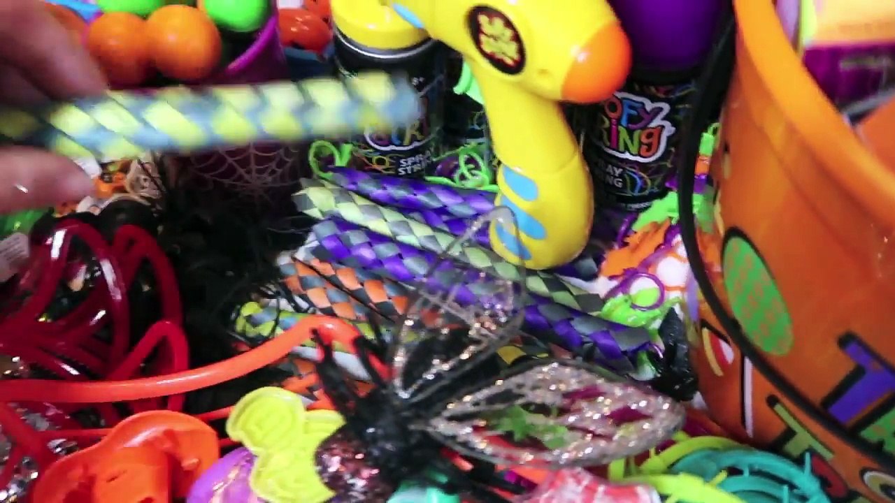 Halloween Treat Bags 2017! - What I Give to Trick or Treaters